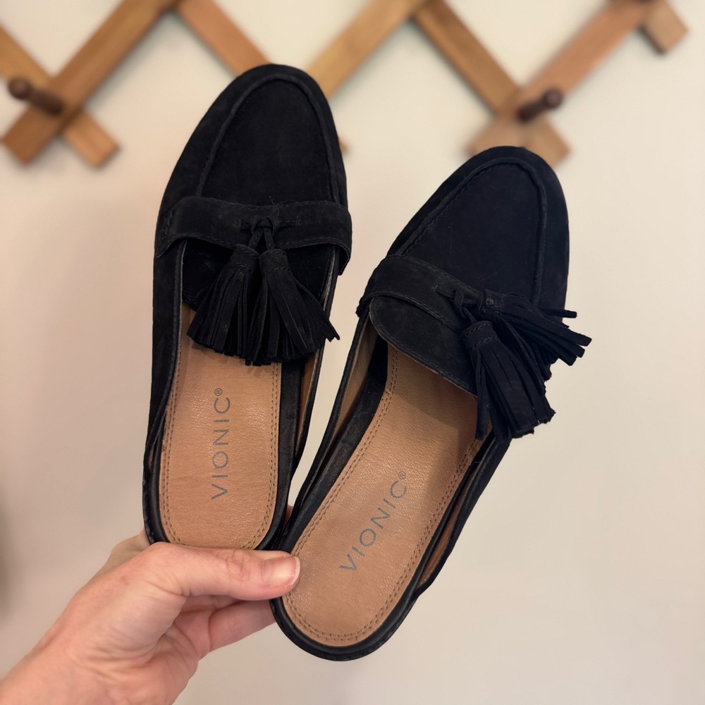 Vionic Black Reagan Nubuck Mule suede flat slip-on loafers tassel detail size 8